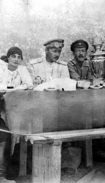 Чаепитие у командира полка. Справа – прапорщик Щипин. Кавказ.1915 год.