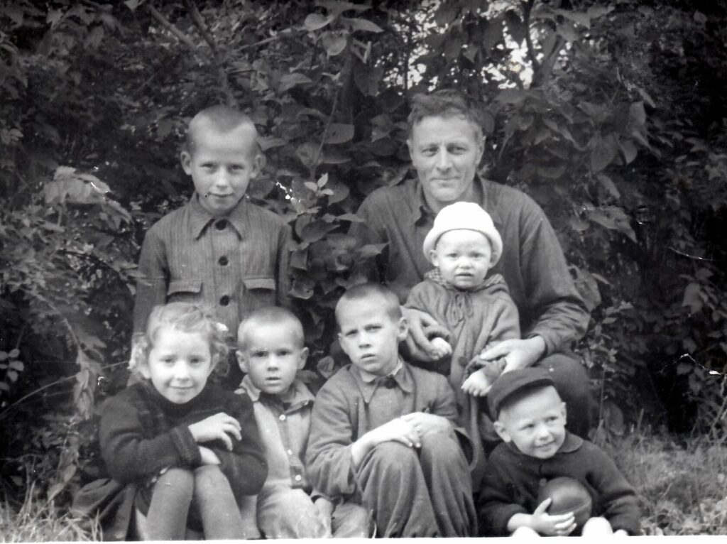 Дети и соседи дома №88 в Текстильщике, 1953 год. Андрей Щипин — на руках у Михаила Александровича Царькова.