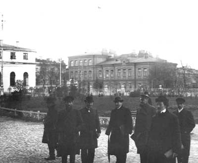 П.Д. Щипин (второй справа) у входа в Таврический дворец. 1907 г.