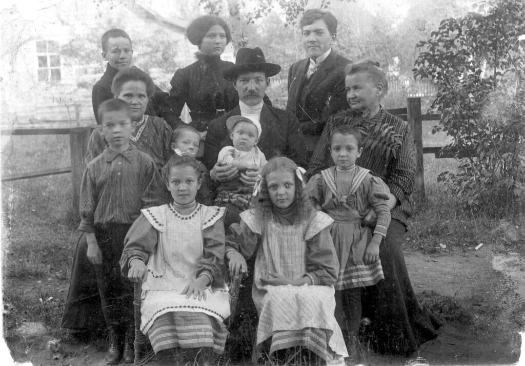 Семья Щипиных в Шувалове под Петербургом. 1913 г. 1-й ряд слева направо: Зоя и Ольга; 2-й ряд: Леонид, Алексей, Сергей, Ия; 3-й ряд: Дарья Макаровна, Павел Дмитриевич, квартирная хозяйка; 4-й ряд: Евгений, двоюродная сестра Екатерина, брат Николай.