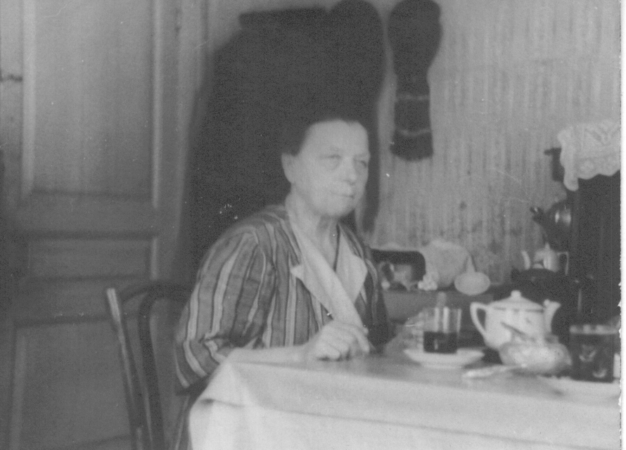 Евфимия Ивановна за чашкой чая. 1956 год.